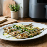 Sardines air fryer croustillantes parfaitement dorées et appétissantes dans un panier d'air fryer